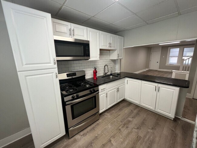Building Photo - Renovated 3 Bedroom/1 Bathroom Home Availa...