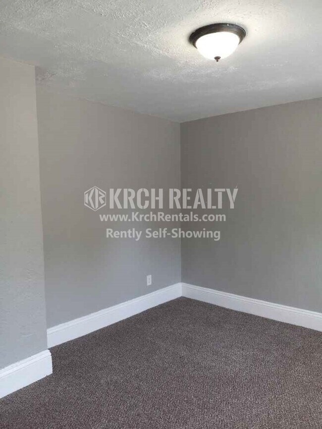 Building Photo - Beautifully upgraded 3 bedroom, 1 bathroom...
