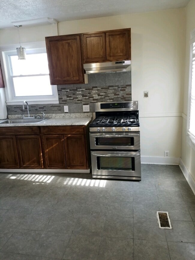 Building Photo - 460 Glide St