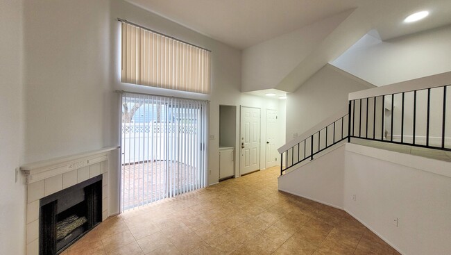 Building Photo - 2 Bedroom 2.5 Bath Gated Townhouse with At...