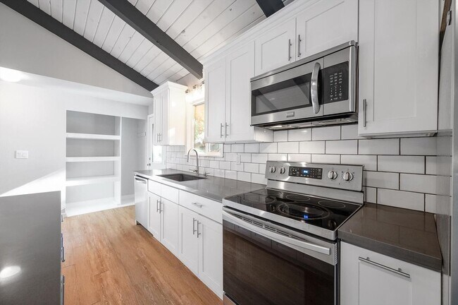 Foto del edificio - 136 Windward Dr