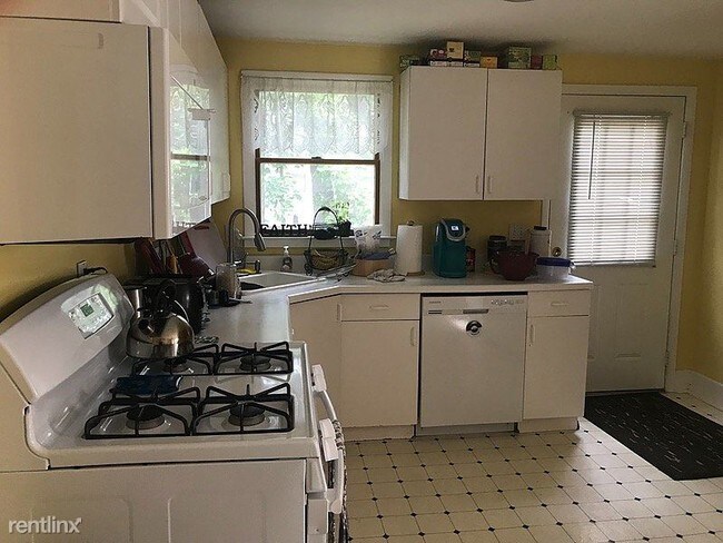 Building Photo - 4 br, 1.5 bath Apartment - 35 Bowers Lane