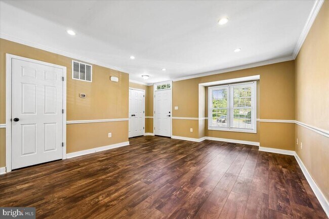 Building Photo - 6630 Commodore Ct