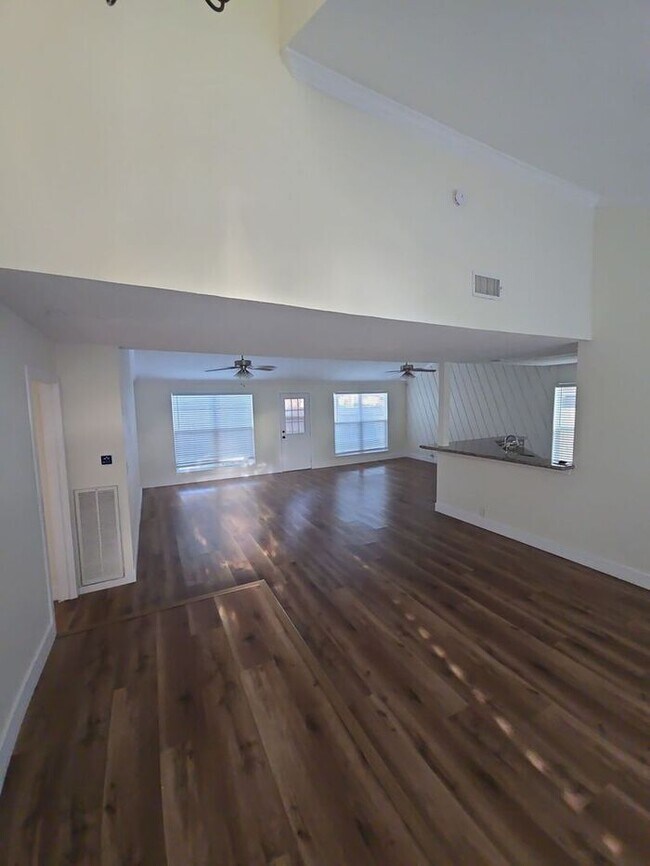 Foto del edificio - 2102 Gray Falls Dr