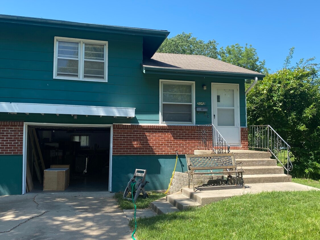 Primary Photo - 206 NE Forest Ave