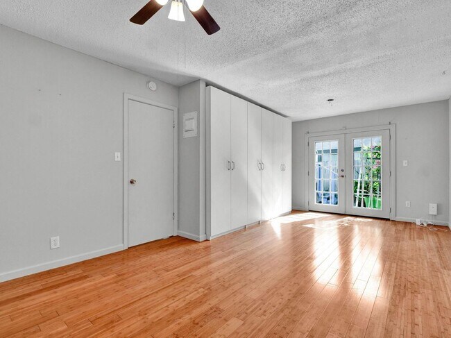 Foto del edificio - 7011 Whispering Oaks Dr