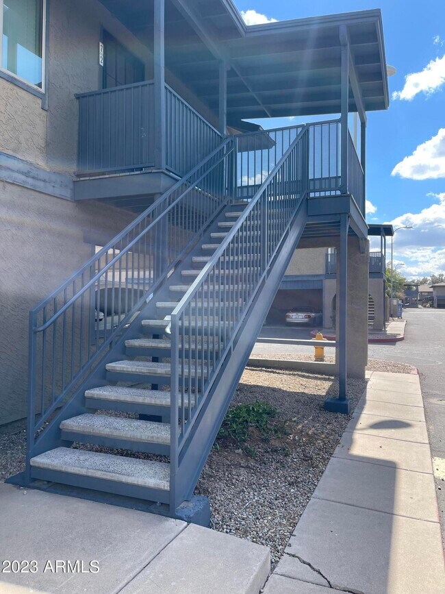 Building Photo - 286 W Palomino Dr