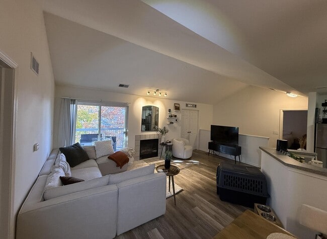 Building Photo - 272 Columbus Dr