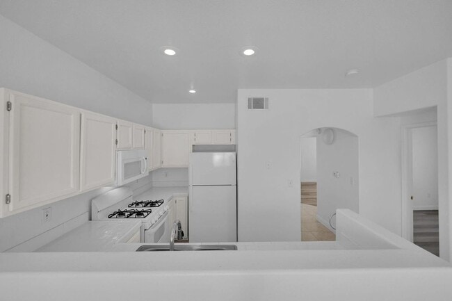 Building Photo - 2 BEDROOM 2 BATH CONDO NEW FLOORING