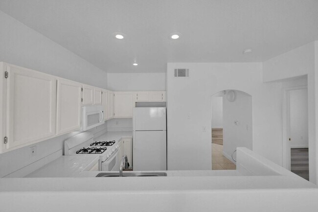 Foto del edificio - 2 BEDROOM 2 BATH CONDO NEW FLOORING