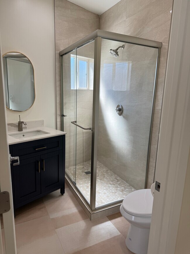 1er baño - 643 N Fairview St