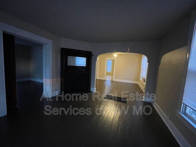 Building Photo - 916 S Campbell Ave
