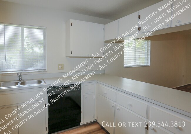 Foto del edificio - 8061 Country Rd