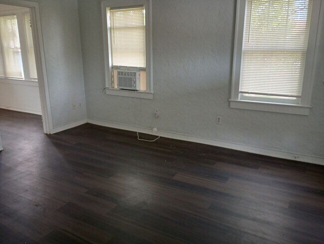 Foto del edificio - Charming 2-Bedroom Apartment Near Downtown...