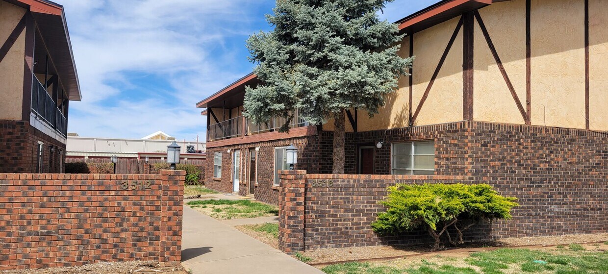 Primary Photo - COLONIAL PARK LUXURY CONDO TOTAL UPDATED