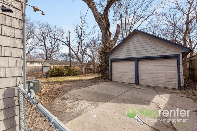 Foto del edificio - E Lewis St Duplex