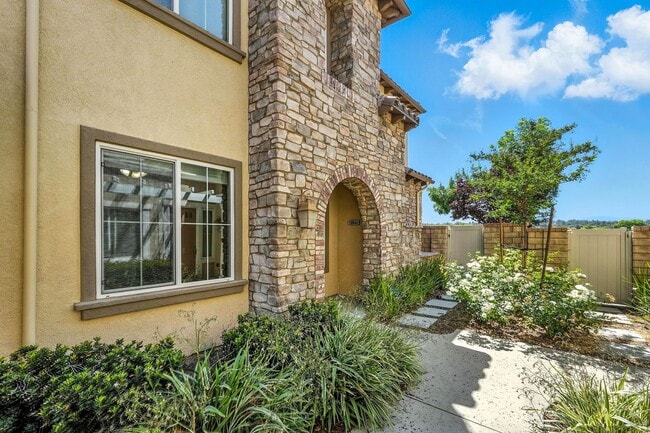 Building Photo - GORGEOUS 4+3 in Copperhill Area