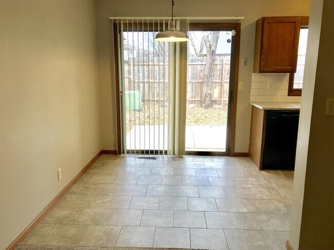 Building Photo - 215 S Lark Ln