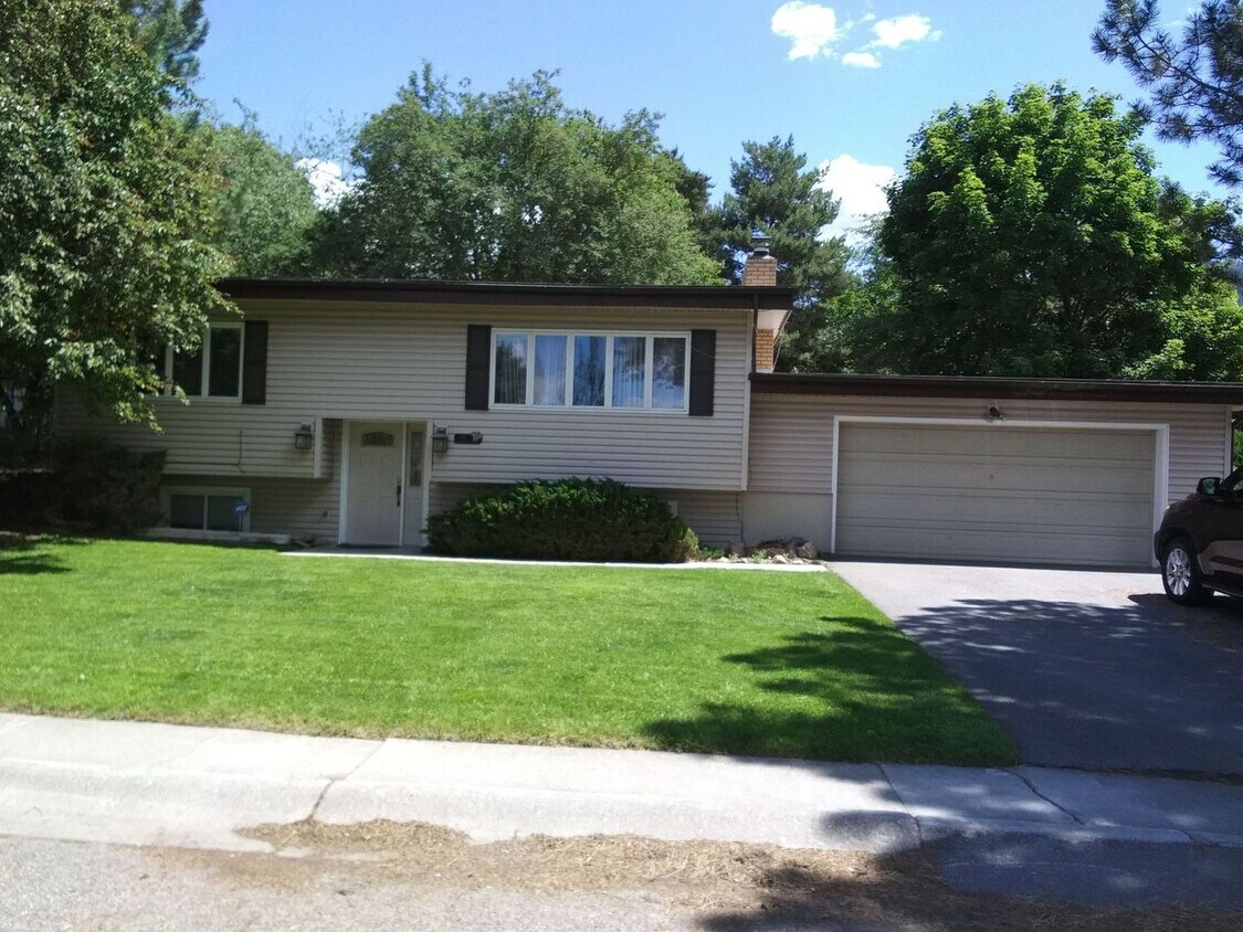 Foto principal - $2,395 / 4 BD Home in South Hills!