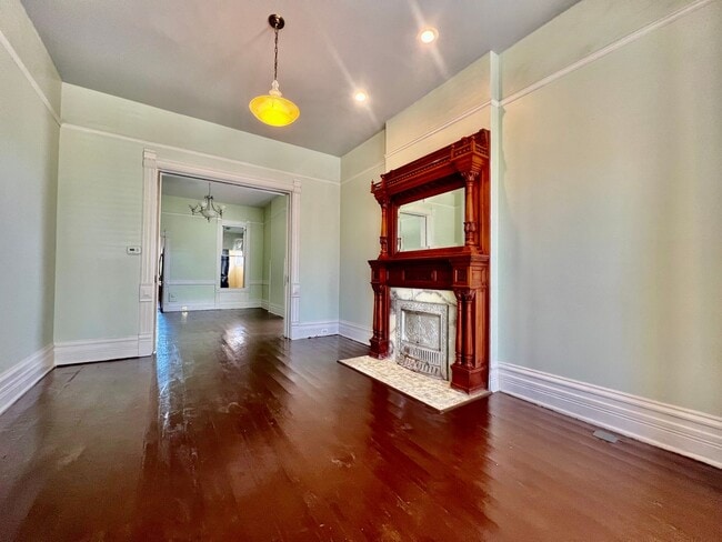 Building Photo - Victorian Charm in Jefferson Park