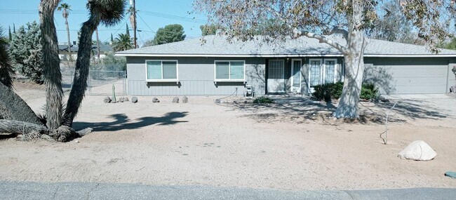 Foto del edificio - 3  Bedroom home close to shops  Yucca Valley
