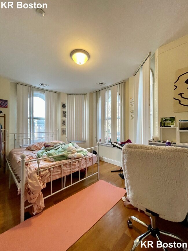 Foto del edificio - 70 Westland Ave