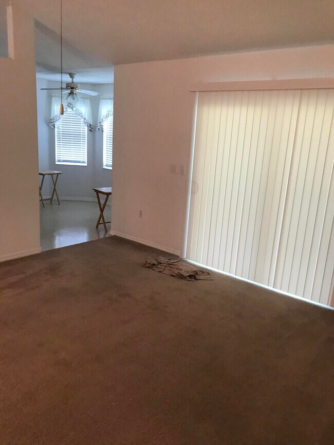 Building Photo - 3027 Pine Tree Dr