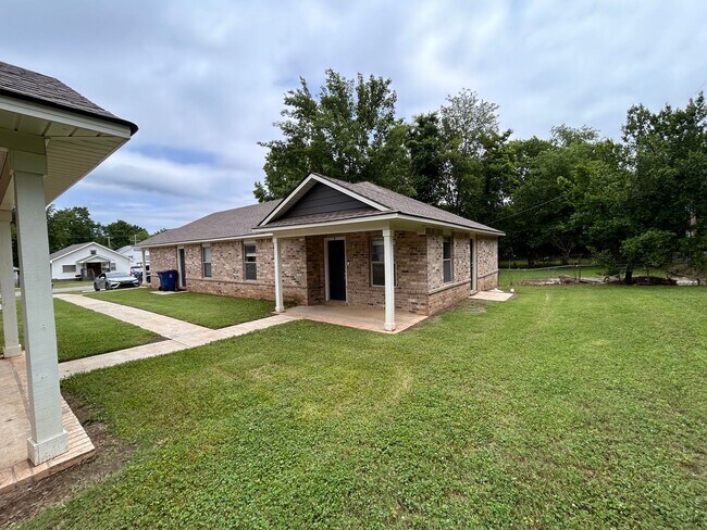 Building Photo - $1000 MOVE IN SPECIAL!! 2 Bed 2 Bath Duplex