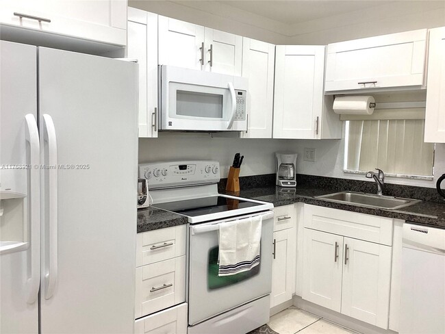 Foto del edificio - 9511 N Hollybrook Lake Dr