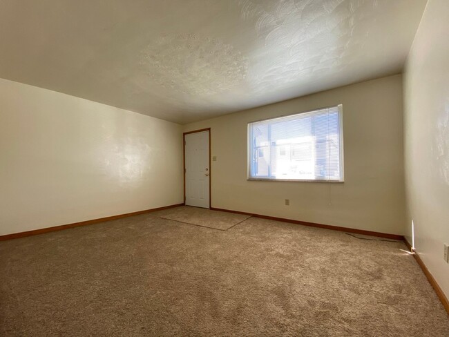 Building Photo - Outstanding Two Bedroom in Cheswick! Centr...