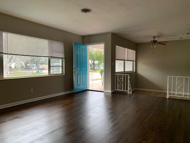 Foto del edificio - 4 Bedroom 2 Bath Spacious Home