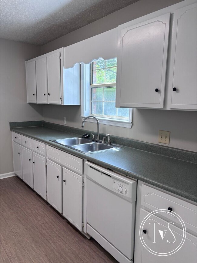 Foto del edificio - MOVE IN SPECIAL: $250 OFF 1ST MONTH'S RENT!**