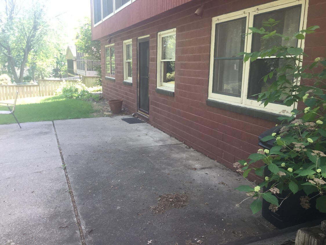 Apartment entry - 718 W 12th St S