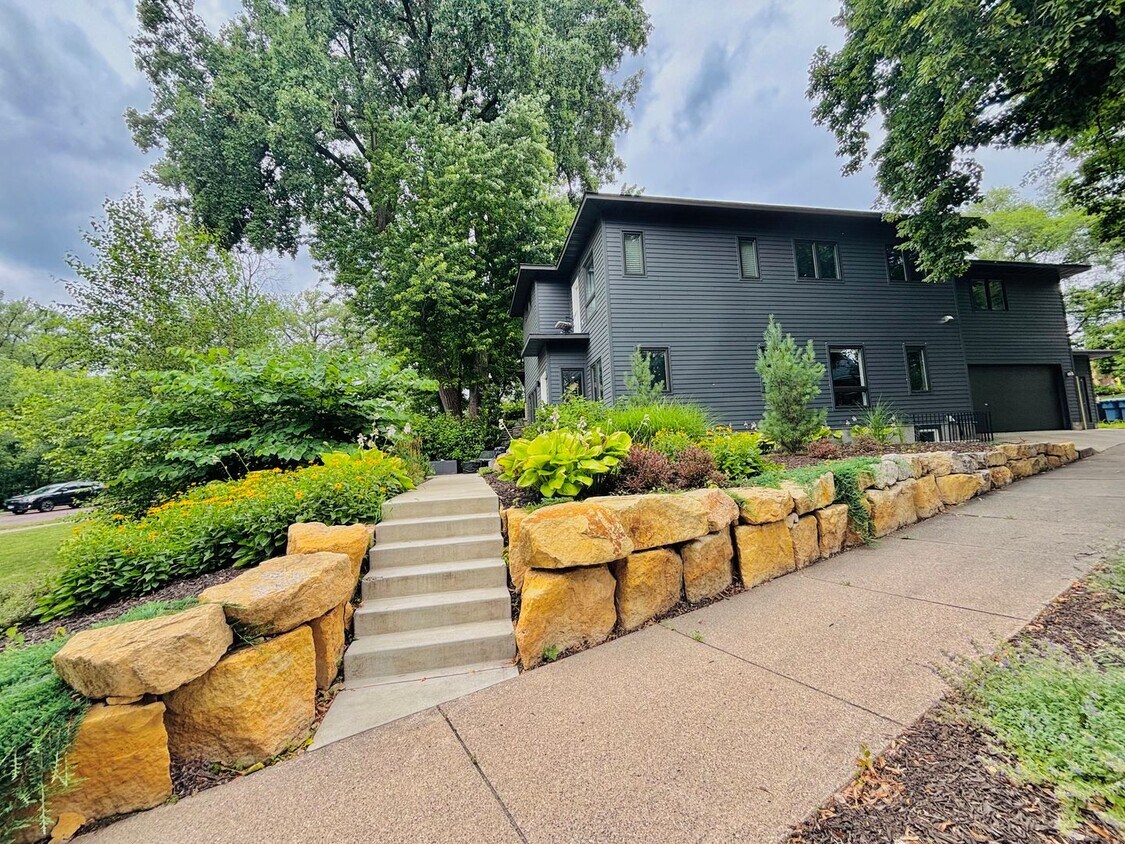 Foto principal - Rare Minnehaha Parkway rental under 5k! Be...
