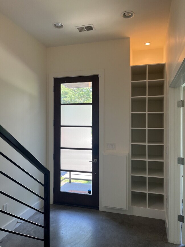 Foto del edificio - "Spacious Urban Living: 3-Bedroom Townhouse with 3.5 Baths in Nashville's Vibrant Core!" STUNNING...