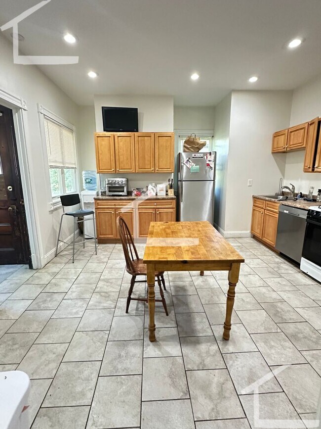 Photo - MASSIVE 10 BED IN BRIGHTON 3.5 BATH!!!! House