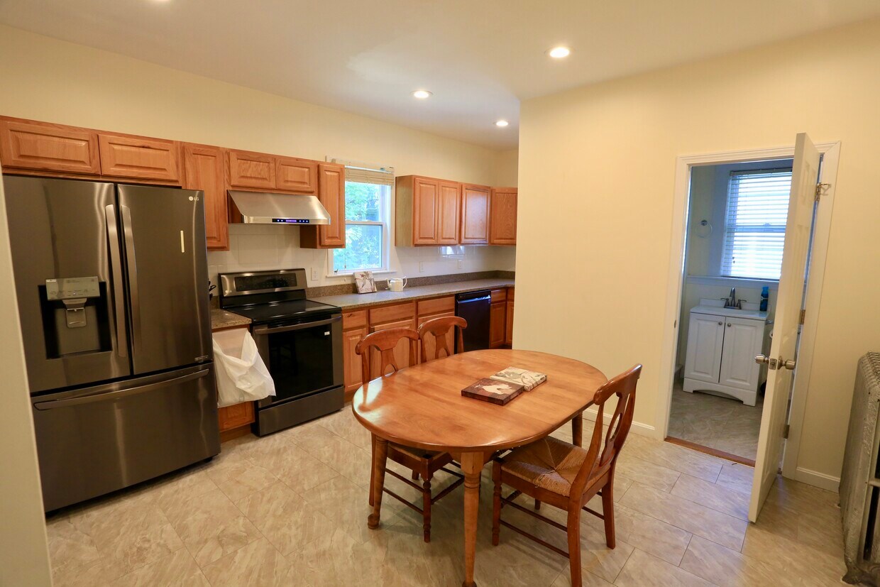 Primary Photo - 124 Forest St