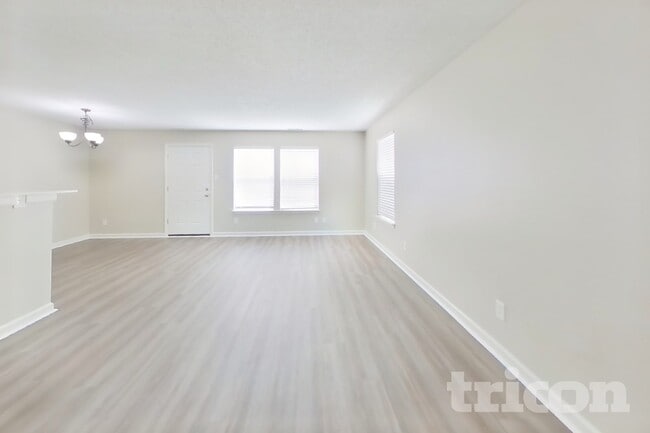 Building Photo - 4525 Connaught Dr E