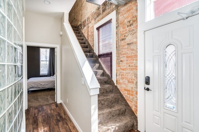 Building Photo - Urban Luxury with Stunning City Views – 2BR/2BA in Over-the-Rhine