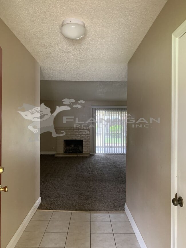 Building Photo - 3 Bedroom/ 2 Bathroom home
