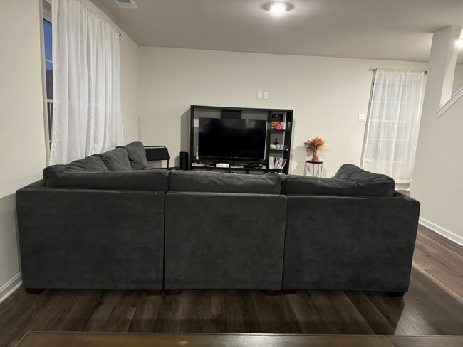 Open concept living room - 377 Aylesbury Ln