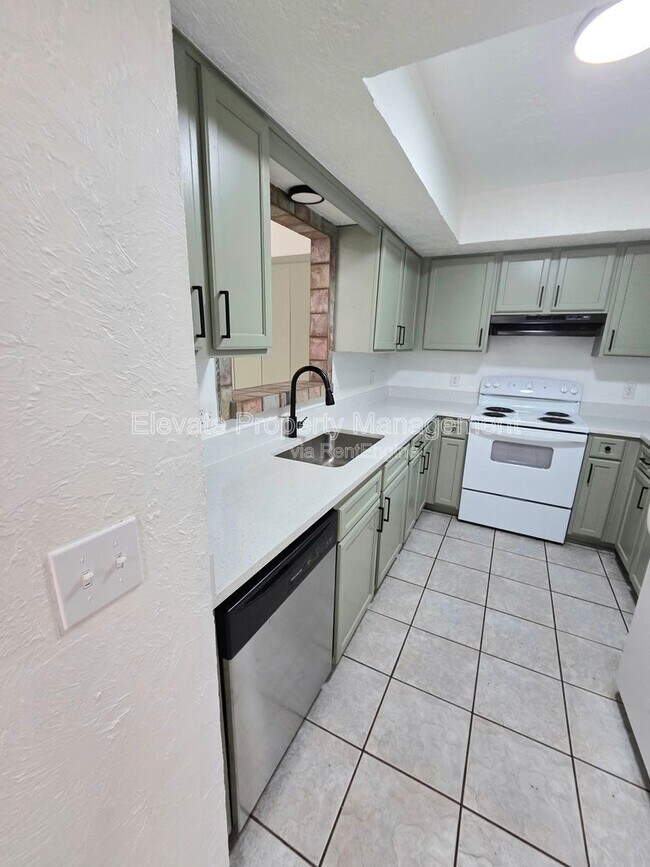 Foto del edificio - 530 Westwood Ct