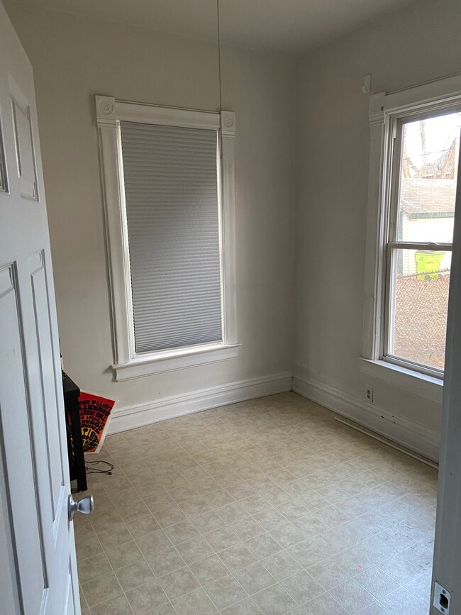 Building Photo - 1603 W Ayres Ave