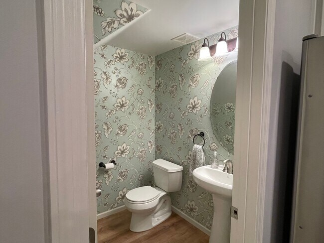 Baño de invitados en el piso principal - 739 Maple Hills Dr