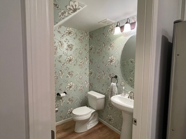 Main fl. Guest Bath - 739 Maple Hills Dr