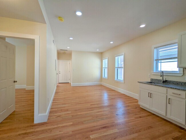 Building Photo - 71 Merriam St