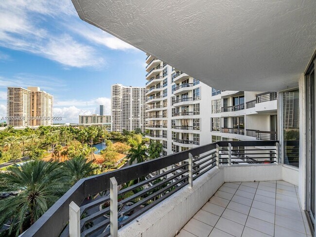 Foto del edificio - 3600 Mystic Pointe Dr