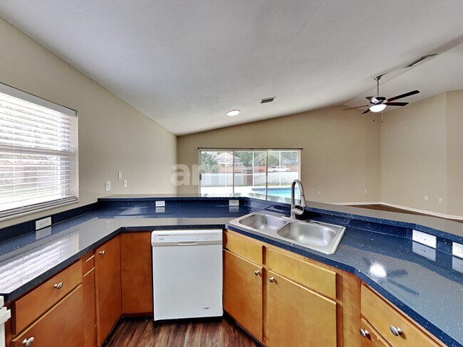 Foto del edificio - 7011 Silverwood Dr