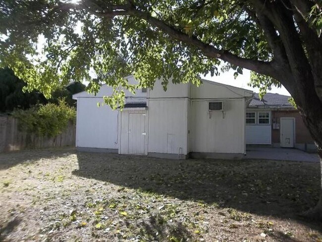 Foto del edificio - Located in Paramount!! 3 bedrooms, 2 baths...