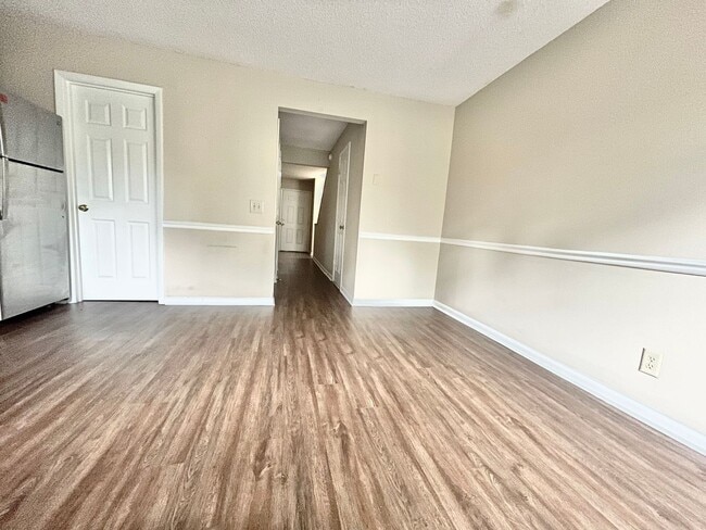 Building Photo - Lakewood Commons B205
